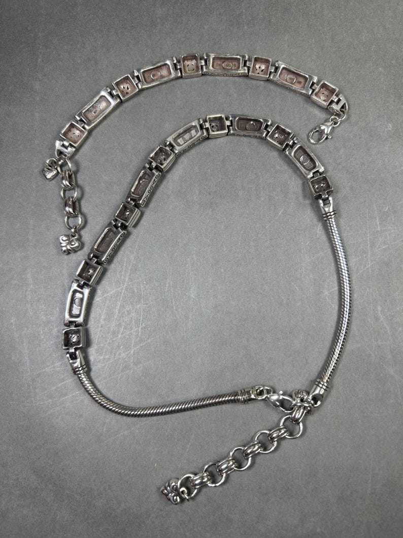 Peut inclure: Un ensemble collier et bracelet en argent. Le collier pr&eacute;sente des maillons rectangulaires avec un motif textur&eacute;, reli&eacute;s par une cha&icirc;ne souple. Le bracelet reprend le design avec un motif de maillons rectangulaires similaire et une fermeture &agrave; cha&icirc;ne.