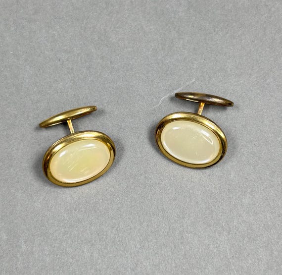 Große ovale Perlmutt-Imitat goldfarbene unisex Manschettenknöpfe aus 1960er. View 3
