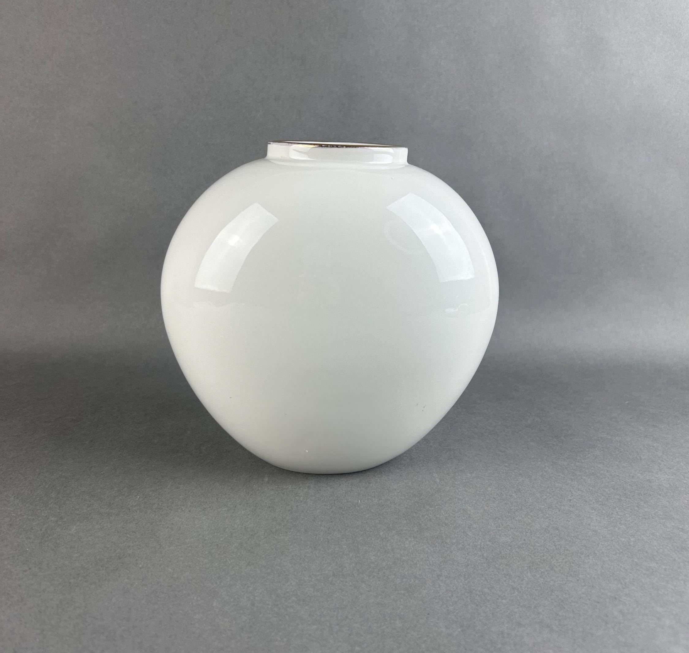 KPMベルリンのサイン入り、花のモチーフがあしらわれた希少な磁器の