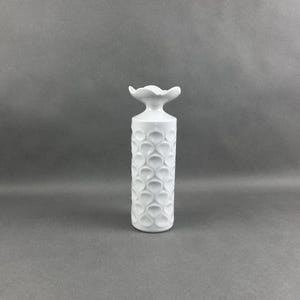 Jarrón/candelabro de porcelana MEISSEN, blanco brillante. Diseño de Ludwig Zepner. Altura 22 cm.