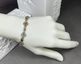 BRIGHTON Pulsera/brazalete reversible vintage de plata de los años 70 con flores de esmalte amarillo y verde y cristales rosas.