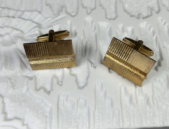 Vintage große unisex goldfarbene rechteckige Manschettenknöpfe mit Op-Art Design aus 1960er. View 3