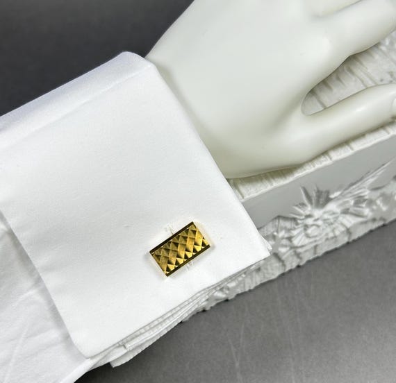 Vintage unisex goldfarbene rechteckige Manschettenknöpfe mit Op-Art Motiv aus 1960er.