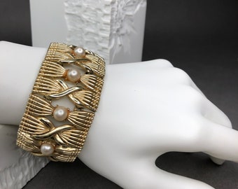 Vintage CORO PEGASUS gold tone bracelet with faux pearls