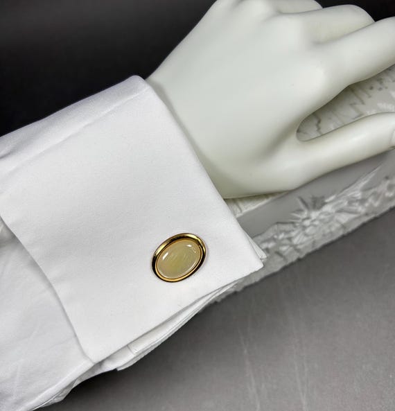 Große ovale Perlmutt-Imitat goldfarbene unisex Manschettenknöpfe aus 1960er.