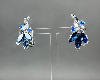 Boucles d'oreilles clip LISNER vintage avec cristaux bleus facettés.
