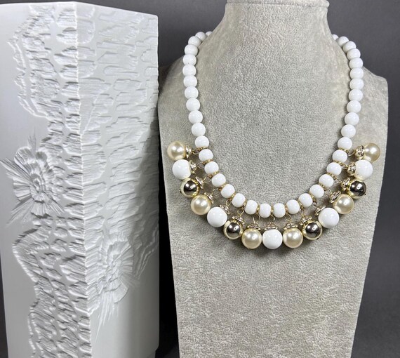 Vintage  Modeschmuck Halskette/ Halsband aus weißen und goldenen Kunststoff Perlen und Anhängern aus 1980er.