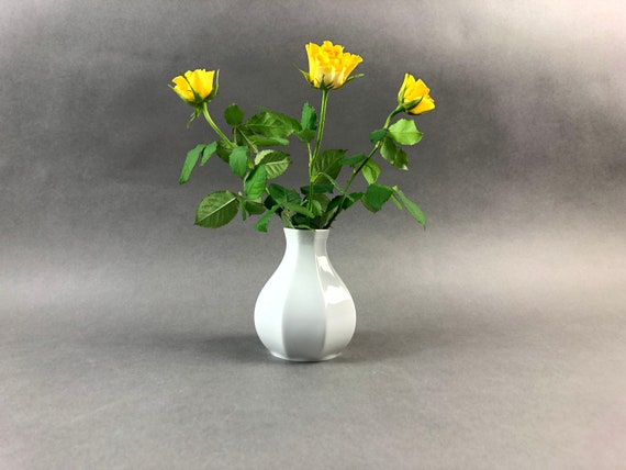 ヴィンテージのSCHIRNDING BAVARIA製、小型のクラシックな白磁製花瓶