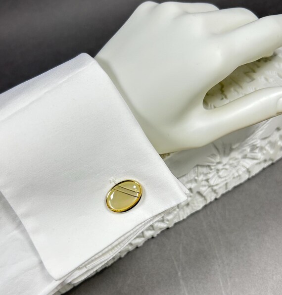 Vintage ovale Perlmutt-Imitat goldfarbene unisex Manschettenknöpfe aus 1960er.