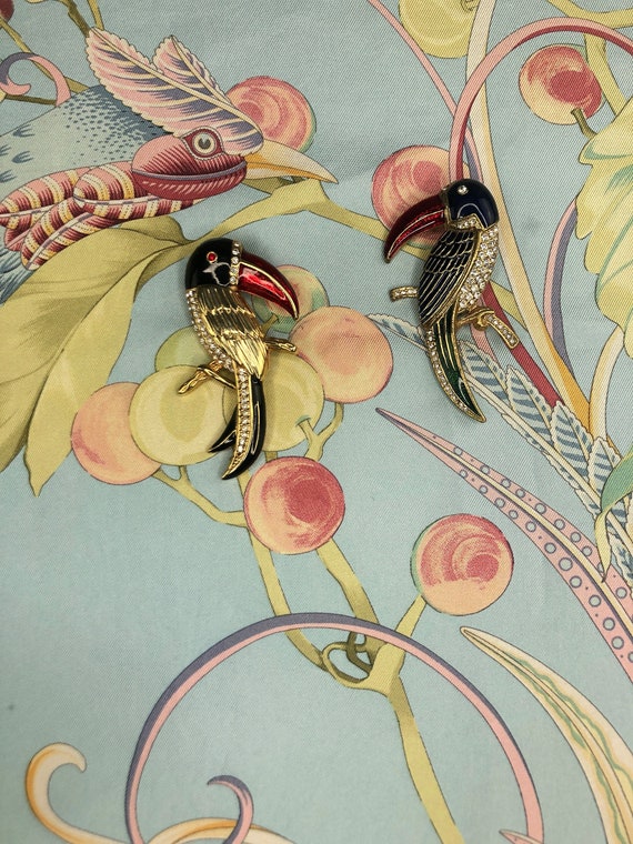 Zwei vintage Broschen TOUCANS mit roten Schnäbeln