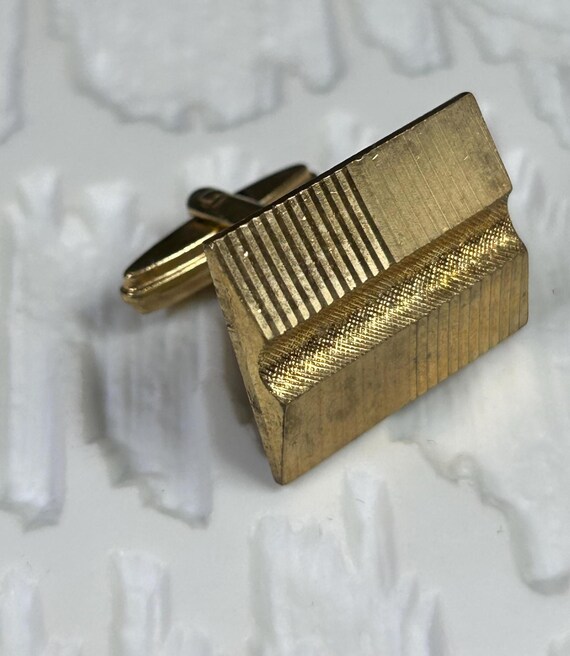 Vintage große unisex goldfarbene rechteckige Manschettenknöpfe mit Op-Art Design aus 1960er. View 4