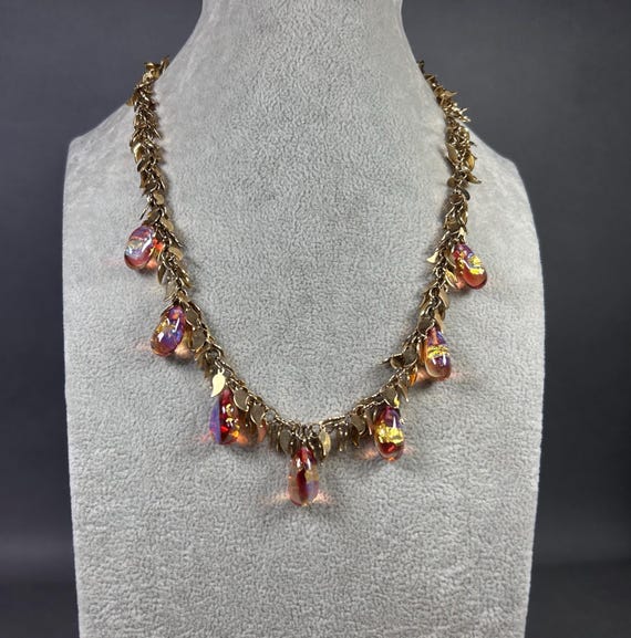 Vintage CHARTAGE BELGIUM Goldfarbene Choker Halsband mit Anhängern in Form von Tropfen aus Kunstglas und kleinen goldenen Blättchen.