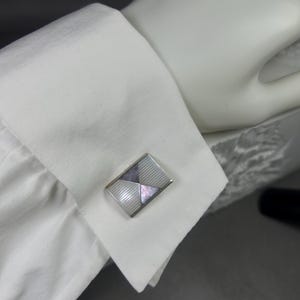 Stora rektangulära unisex manschettknappar i pärlemor och snäckskal i guld från 1960-talet.