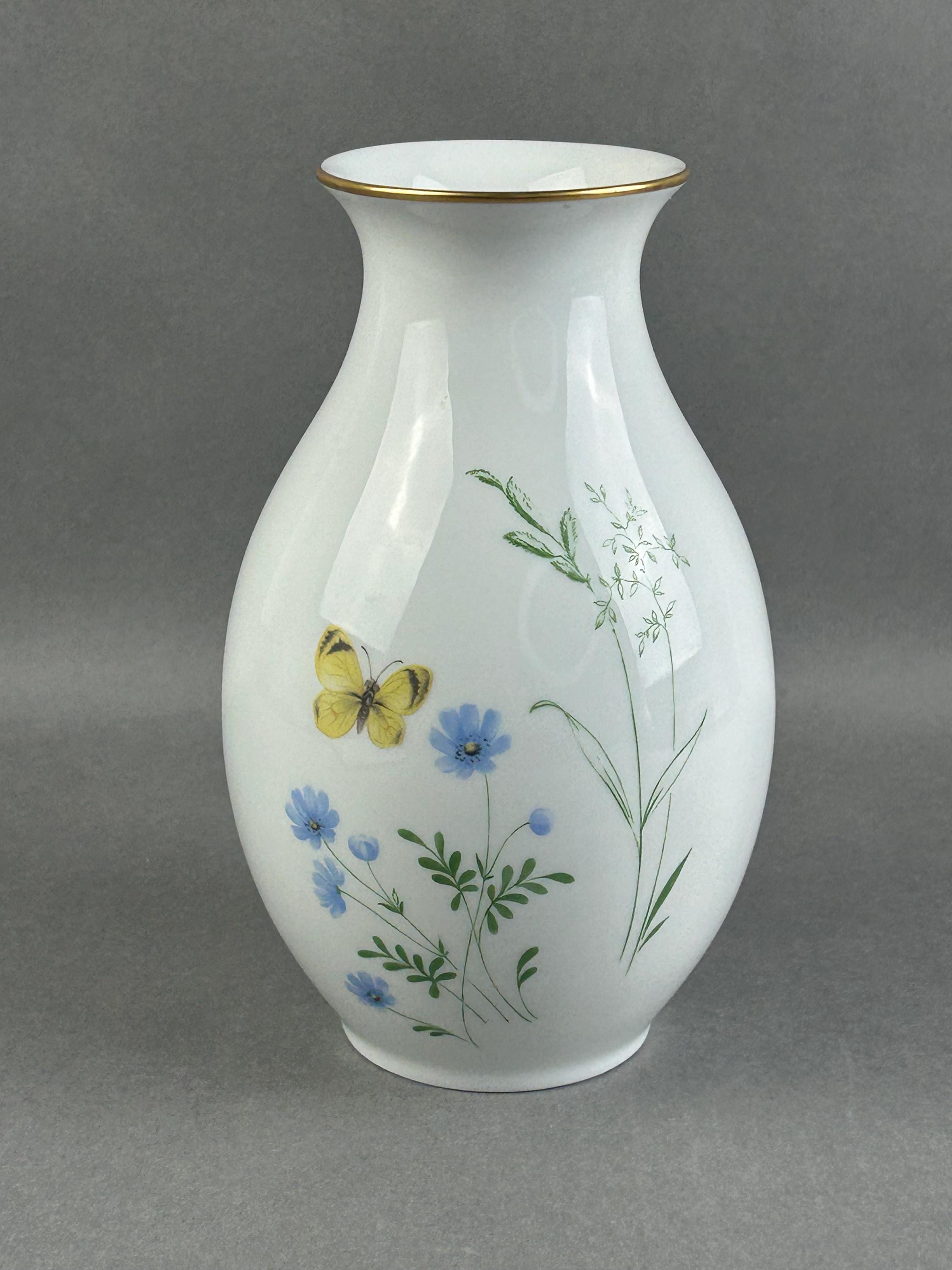 花瓶　フッチェンロイター フッチェンロイター社のヴィンテージ磁器花瓶。モチーフ：野の花