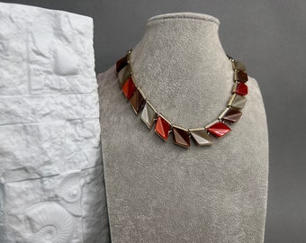 Vintage necklace/choker with pearl inserts made of lucite from the 1970s