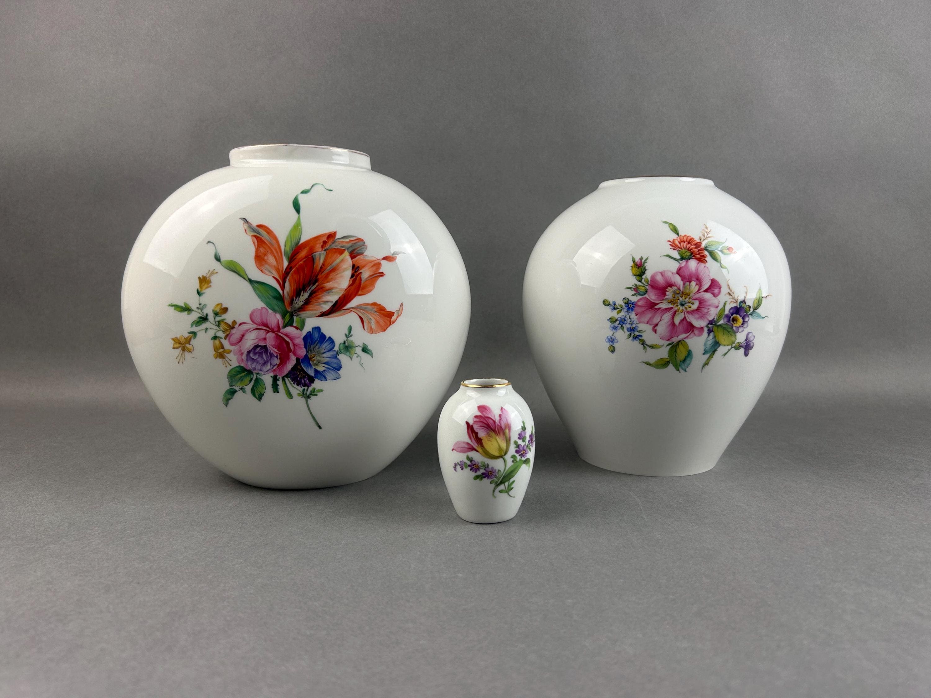 KPMベルリンのサイン入り、花のモチーフがあしらわれた希少な磁器の