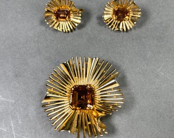 Ensemble vintage TRIFARI composé d'une broche asymétrique et de clips d'oreilles avec cabochon en verre topaze bagouette.