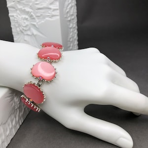 Vintage silberfarbenes Armband  mit rosa Lucite-Cabochons.