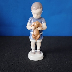 Royal Copenhagen Boy com filhote, feito na Dinamarca, 7&quot; de altura