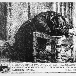 Könnte beinhalten: Eine Schwarzweißillustration eines Mannes, der im Gebet kniet und seinen Kopf auf einen Stuhl legt. Der Text unter dem Bild lautet: "Ich sage euch: Wenn zwei von euch auf Erden sich einig sind, um etwas zu erbitten, so wird es ihnen von meinem Vater im Himmel gegeben werden. Matthäus 18,19"