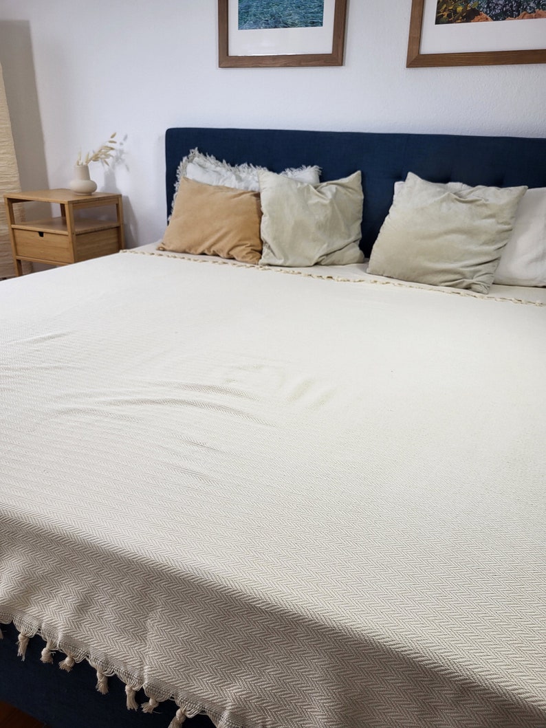 Tagesdecke (200×240) aus 100% Premium-Baumwolle aus der Türkei | XXL Couch Decke | Fischgräten-Optik | Farbe: Natur-Creme