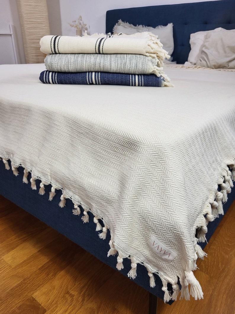 Tagesdecke (200×240) aus 100% Premium-Baumwolle aus der Türkei | XXL Couch Decke | Fischgräten-Optik | Farbe: Natur-Creme