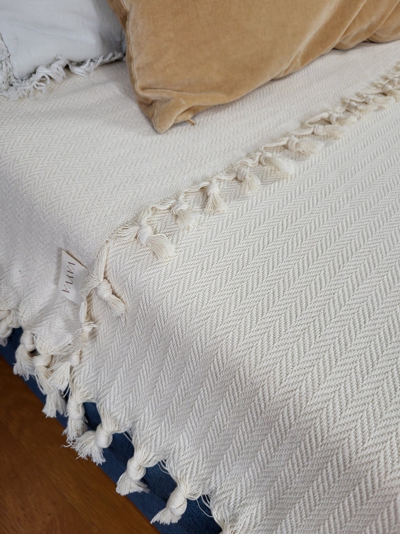 Tagesdecke (200×240) aus 100% Premium-Baumwolle aus der Türkei | XXL Couch Decke | Fischgräten-Optik | Farbe: Natur-Creme