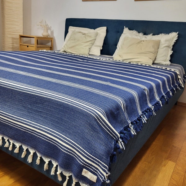 Tagesdecke (200×240) aus 100% Premium-Baumwolle aus der Türkei | XXL Couch Decke | Gestreift | Farbe: Marine-blau mit creme-farbene Streifen