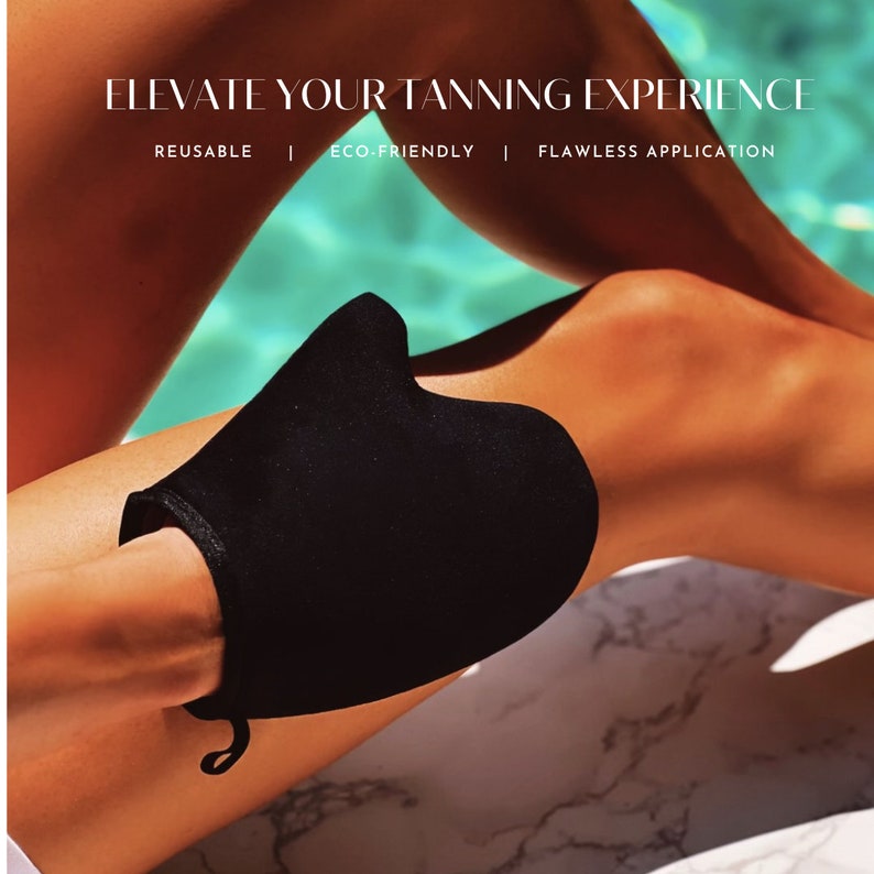 Pode incluir: Uma luva de bronzeamento preta est&aacute; sendo usada em uma perna. A luva &eacute; feita de um material escuro e macio e tem uma al&ccedil;a para o pulso. O texto "ELEVATE YOUR TANNING EXPERIENCE" est&aacute; no topo, com "REUSABLE | ECO-FRIENDLY | FLAWLESS APPLICATION" abaixo.