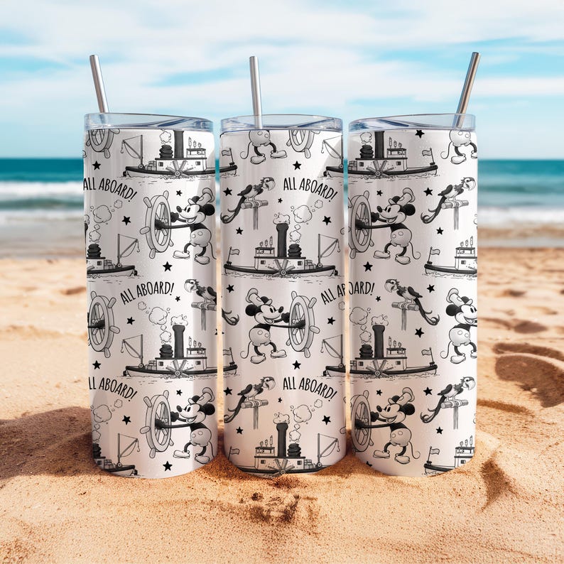 Puede incluir: Tres vasos cil&iacute;ndricos blancos con tapas y pajitas de metal, con un patr&oacute;n repetitivo en blanco y negro de un rat&oacute;n de dibujos animados al tim&oacute;n, un barco de vapor, un loro y el texto "ALL ABOARD!" disperso por la superficie.