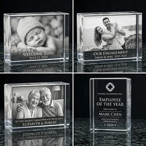 Puede incluir: Cuatro bloques de fotos de vidrio transparente con im&aacute;genes en blanco y negro. Uno muestra un beb&eacute; con el texto "WELCOME, ELIAS JUNE 12, 2024". Otro dice "OUR ENGAGEMENT SARAH & MIKE, 10.05.2024". Un tercero tiene una pareja con el texto "TO OUR DEAREST GRANDPARENTS, WITH LOVE ELIZABETH & ROBERT". El &uacute;ltimo es un premio negro con texto.