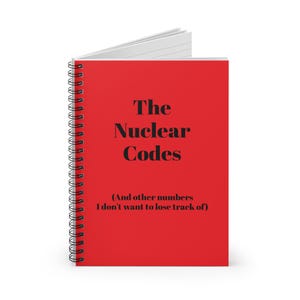 Könnte beinhalten: Rotes Spiralnotizbuch mit dem Text "The Nuclear Codes (And other numbers I don't want to lose track of)"