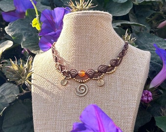 Collier « Cornaline Swirl » | Ras de cou en macramé | Bijoux hippie bohème | Noyau de fée