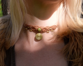 Collier « Elfenfrau » | Ras de cou en macramé | Jade serpentin | Bijoux hippie bohème | Noyau de fée