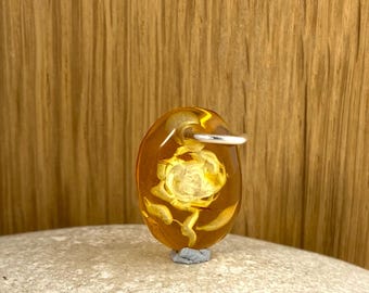 Colgante con dije de rosa tallada a mano en ámbar báltico con intaglio / Anillo de plata de ley