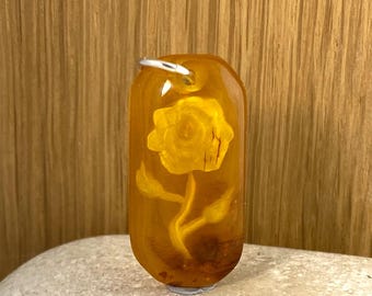 Colgante con dije de rosa tallada a mano en ámbar báltico con intaglio / Anillo de plata de ley