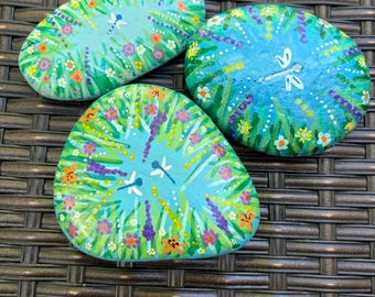 Piedras pintadas a mano con libélulas, piedras con libélulas, libélula, roca pintada, arte rupestre, jardín de rocas
