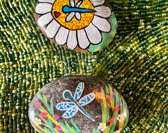 Handbemalte Libellensteine, Steine mit Libellen, Libelle, bemalter Stein, Felsenkunst, Steingarten