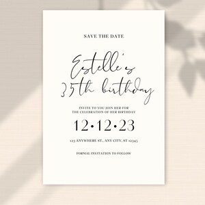 Può includere: Carta di salvataggio della data per il 35° compleanno di Estelle, che si terrà il 12 dicembre 2023. La carta ha un design semplice con testo nero su sfondo bianco.
