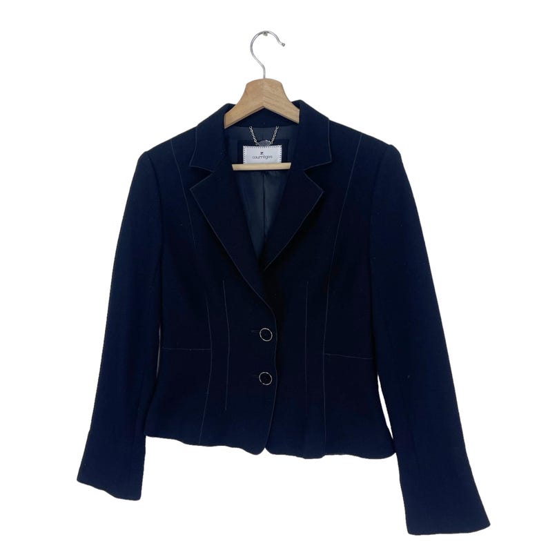 K&ouml;nnte beinhalten: Ein schwarzer Blazer mit einer figurbetonten Silhouette und einem einzigen Knopfverschluss. Der Blazer hat einen Schalkragen und lange &Auml;rmel.