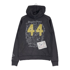 Könnte beinhalten: Dunkelgrauer Kapuzenpullover mit einem Grafik im Vintage-Stil auf der Rückseite. Die Grafik enthält die gelbe Zahl "44", den Text "Douglas Plant Dept. 523" und eine kleine Karte. Der Pullover hat eine Kapuze mit Kordelzug.
