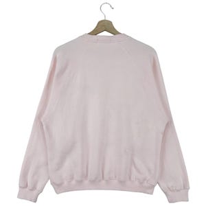 K&ouml;nnte beinhalten: Ein hellrosa Sweatshirt mit langen &Auml;rmeln und einem Rundhalsausschnitt.