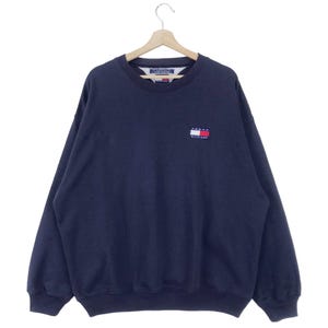 Puede incluir: Una sudadera de manga larga azul marino con un logotipo de Tommy Hilfiger en el pecho izquierdo.