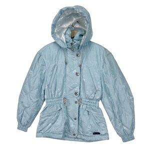 K&ouml;nnte beinhalten: Eine hellblaue Kapuzenjacke mit Kordelzug in der Taille und Knopfverschluss. Die Jacke hat ein dezentes Muster.