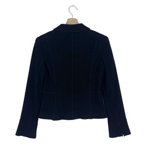 K&ouml;nnte beinhalten: Ein schwarzer Blazer mit langen &Auml;rmeln und klassischer Passform.