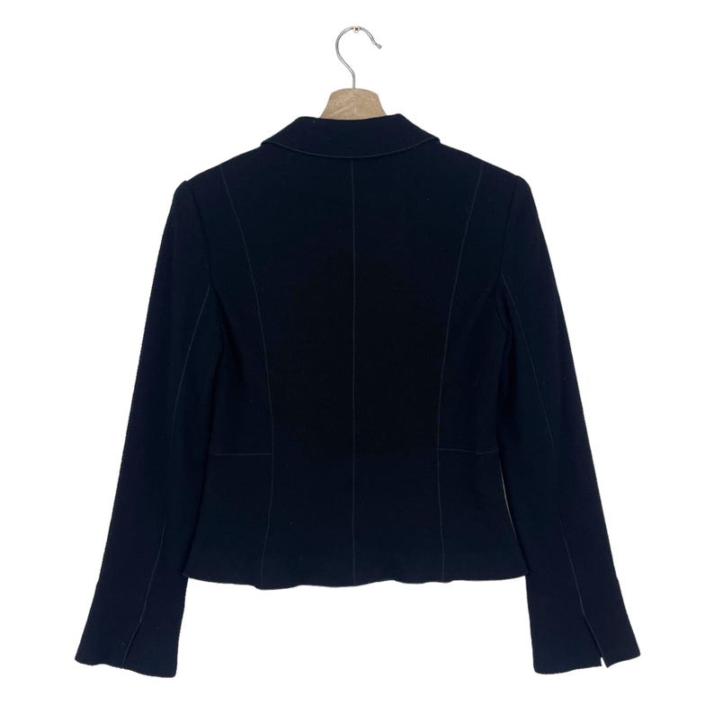 K&ouml;nnte beinhalten: Ein schwarzer Blazer mit langen &Auml;rmeln und klassischer Passform.