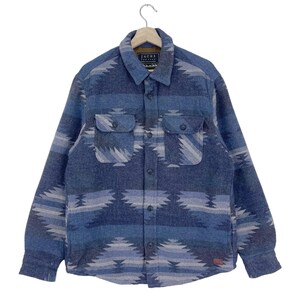 Op de afbeelding: Een blauw en wit gepatroneerd flanellen overhemd met een knoopsluiting en lange mouwen. Het overhemd heeft een Jachs-label aan de voorkant.