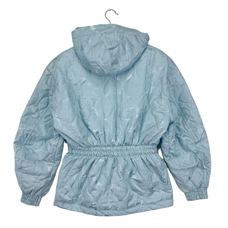 K&ouml;nnte beinhalten: Eine hellblaue Kapuzenjacke mit Steppmuster. Die Jacke hat einen Kordelzug in der Taille und lange &Auml;rmel.