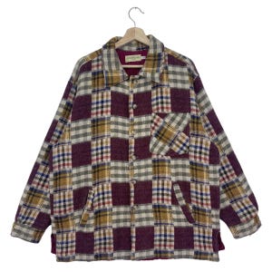 Op de afbeelding: Een langarm geblokt flanellen overhemd met een knoopsluiting en twee zakken. Het overhemd is gemaakt van een zachte, warme stof en heeft een ruitpatroon in bordeauxrood, beige en geel.