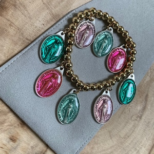 Balinese armband en bedels van de Wonderbaarlijke Maagd met elastische gekleurde harsen. Wonderbaarlijke maagdelijke bedelarmband met gekleurde hars.